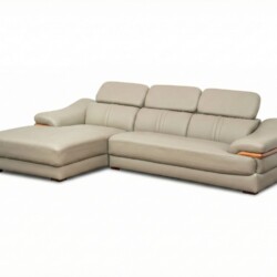 Sofa da góc phải màu be/ghi sáng, chụp từ góc cao phía trước, trên nền trắng tinh. Nổi bật kiểu dáng hiện đại với tựa đầu…
