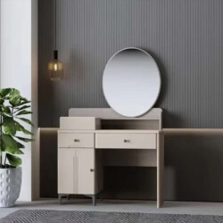 Bộ bàn phấn ARIA với gương tròn hiện đại, đặt trong phòng ngủ có tường màu xám đậm và sàn gỗ. Bàn có hai hộc kéo và một tủ…