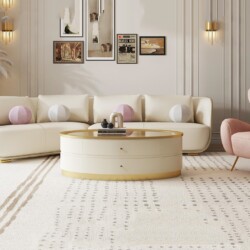Sofa băng 4 chỗ màu trắng kem với thiết kế cong mềm mại, chân kim loại vàng đồng, được chụp chính diện trong không gian ph…