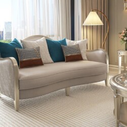 Sofa băng hai chỗ ngồi với thiết kế tân cổ điển sang trọng, được chụp từ góc chính diện hơi chếch. Ghế có khung gỗ màu vàn…