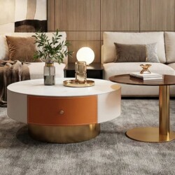 Bàn trà đôi BTQC332 đặt trong không gian phòng khách hiện đại luxury, với bàn lớn mặt đá trắng vân mây, thân bọc da cam và…