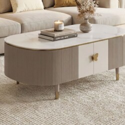 Bàn trà GK01-13 đặt trong không gian phòng khách sang trọng, bên cạnh bộ sofa màu be nhạt và thảm trải sàn màu kem. Mặt bà…