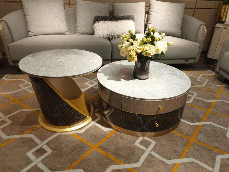 Cặp bàn trà đôi BT8826 phong cách luxury đặt trong không gian phòng khách hiện đại. Bàn lớn hình tròn có ngăn kéo, bàn nhỏ…