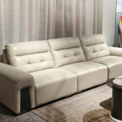 Băng sofa SF-F16 màu kem nhạt, được trưng bày trong không gian phòng khách hiện đại với thảm trải sàn họa tiết và bàn trà…