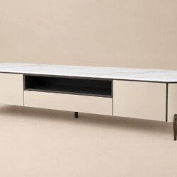 Kệ tivi Verona KTKD9863-20 chụp góc nghiêng nhẹ trên nền be trơn, làm nổi bật đường cong mềm mại của sản phẩm. Kệ có mặt đ…