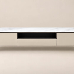 Kệ tivi Verona KTKD9863-20 chụp chính diện trên nền be trơn. Kệ có mặt đá vân trắng, thân màu kem bóng với hai ngăn kéo ha…