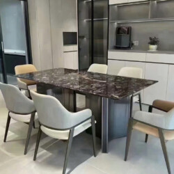 Bàn ăn mặt đá hoa cương tự nhiên màu nâu sẫm vân đá, kết hợp chân thép không gỉ màu xám titan, được đặt trong một phòng ăn…
