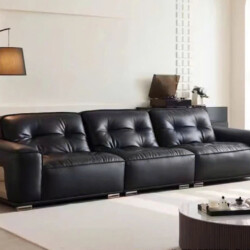 Sofa băng SF-S009 màu đen tuyền được chụp từ góc chính diện hơi chếch, nổi bật trong không gian phòng khách hiện đại với t…