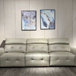 Ghế sofa chỉnh điện SF8143 màu kem nhạt, chụp chính diện trong không gian phòng khách hiện đại. Sofa có ba chỗ ngồi, các đ…
