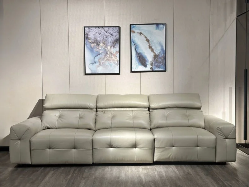 Ghế sofa chỉnh điện SF8143 màu kem nhạt, chụp chính diện trong không gian phòng khách hiện đại. Sofa có ba chỗ ngồi, các đ…