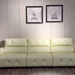 Ghế sofa chỉnh điện SF8138 màu kem nhạt, bọc da bò, chụp từ góc hơi nghiêng trong phòng khách. Hình ảnh làm rõ độ sâu của…