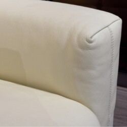 Cận cảnh góc bo tròn mềm mại của tay vịn ghế sofa SF8138 màu kem. Chất liệu da bò tự nhiên được bọc cẩn thận, không có nếp…