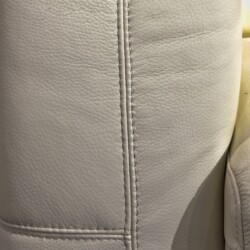 Chi tiết cận cảnh đường may dọc trên bề mặt da bò tự nhiên màu kem của ghế sofa SF8138. Các đường chỉ may kép chắc chắn, đ…