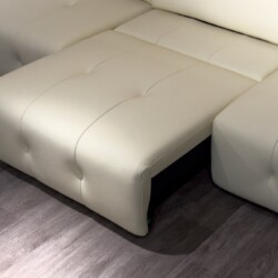 Cận cảnh phần đệm ngồi của ghế sofa SF8138 màu kem khi được kéo rộng hoàn toàn, tạo thành một không gian nghỉ ngơi hoặc nằ…