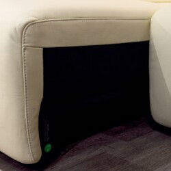 Cận cảnh phần tay vịn và chân đế của sofa SF8138 màu kem khi cơ chế chỉnh điện đang hoạt động, cho thấy phần đệm ngồi trượ…