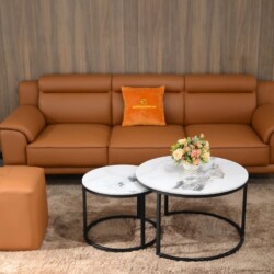 Bộ sofa băng SB01-Lex16 màu nâu da bò, đôn vuông và bàn trà đôi mặt đá vân mây trắng, chân thép đen. Bối cảnh phòng khách…
