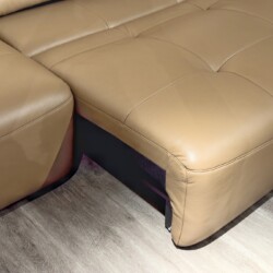 Cận cảnh phần chân ghế sofa chỉnh điện SF8142, màu đen, hình chữ nhật dẹt, làm từ kim loại mạ titan sáng bóng. Chân ghế th…