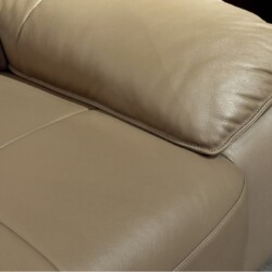 Cận cảnh phần đệm ngồi và tay vịn của sofa SF8142, bọc da bò tự nhiên màu nâu be. Đệm ngồi dày dặn, êm ái, kết hợp với tay…