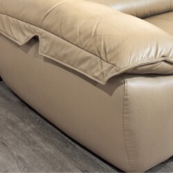 Cận cảnh phần tay vịn và hông ghế sofa chỉnh điện SF8142, bọc da bò tự nhiên màu nâu be. Tay vịn có thiết kế gập mở linh h…