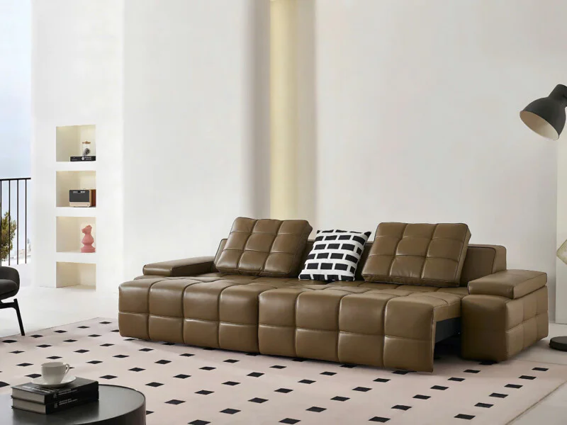 Ghế sofa chỉnh điện SF8116 màu nâu da bò, chụp ngang trong không gian phòng khách hiện đại. Sofa có thiết kế khối vuông vắ…