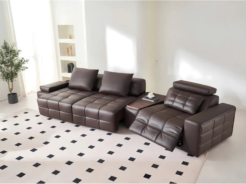 Ghế sofa chỉnh điện SF8132 màu nâu da bò, được chụp từ góc nhìn tổng thể trên cao, đặt trong một phòng khách hiện đại với…