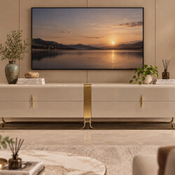 Kệ tivi ARMAND hiện đại luxury đặt trong phòng khách sang trọng. Kệ màu trắng kem bóng với hai hộc kéo lớn, tay nắm và châ…