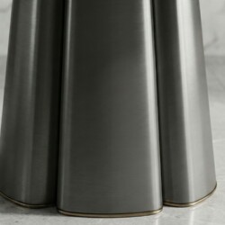 Cận cảnh phần chân bàn ăn tròn BA841-135, làm từ inox màu xám đậm với thiết kế hình cánh hoa độc đáo. Các cạnh chân bàn đư…