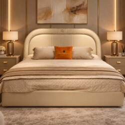 Giường Ngủ Pegasus Luxe GIQF811-18 được đặt trong một phòng ngủ luxury với tông màu kem và nâu ấm áp. Giường bọc da màu ke…