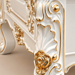 Bàn trà BELLAROSE chụp siêu cận cảnh chi tiết chân bàn và họa tiết dát vàng trên khung gỗ Sồi OAK màu trắng ngọc trai. Các…