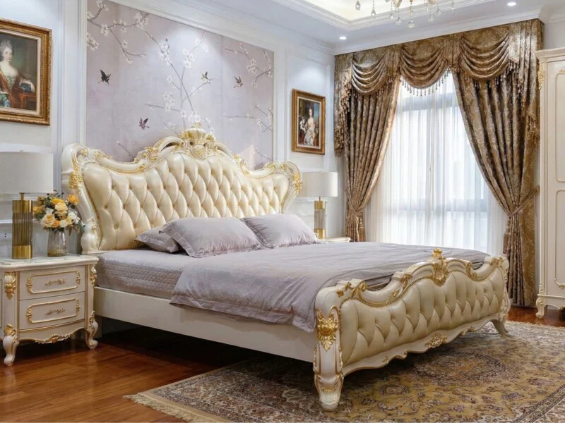 Giường ngủ tân cổ điển Aurelisse GIB68-20 màu trắng ngọc trai, đặt trong phòng ngủ sang trọng với tường họa tiết và rèm cử…