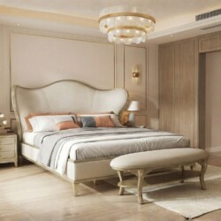 Giường ngủ GI803-18 bọc da sinh thái màu kem đặt trong phòng ngủ sang trọng, với góc chụp hơi nghiêng. Đầu giường cao, khu…