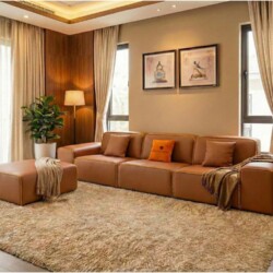 Toàn cảnh bộ sofa băng SFA38-32 và đôn, bọc da bò tự nhiên màu nâu ấm áp, nổi bật trên nền thảm lông màu be. Bố cục cân đố…