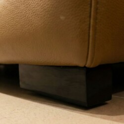 Cận cảnh chân sofa SF-A80, được làm từ gỗ Sồi đặc màu đen, thiết kế hình khối vuông vắn, chắc chắn. Chân ghế có chiều cao…