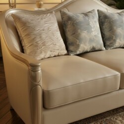 Cận cảnh phần đệm ngồi và các gối tựa lưng của ghế sofa SBM229-123. Đệm ngồi bọc da sinh thái màu kem mịn màng, kết hợp vớ…