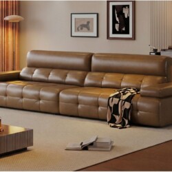 Sofa băng SF-A80 màu nâu da bò sang trọng, đặt trong không gian phòng khách hiện đại với bàn trà gỗ sọc và thảm trải sàn m…