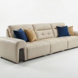 Băng sofa SF-F16 chụp từ góc hơi chéo phía trước, nổi bật trên nền trắng studio. Sofa màu kem nhạt, đi kèm hai gối tựa màu…