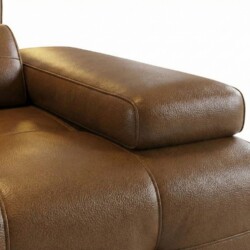 Cận cảnh chi tiết tay vịn thấp và phần đệm ngồi của sofa SF-A80, nổi bật chất liệu da bò tự nhiên màu nâu với bề mặt vân d…