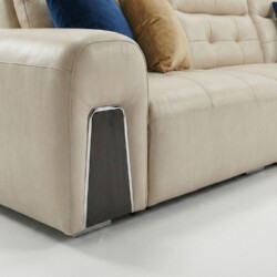 Cận cảnh tay vịn bên phải của băng sofa SF-F16, chụp từ góc thấp, làm nổi bật chi tiết ốp gỗ màu tối và viền kim loại sáng…