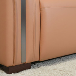Cận cảnh phần chân và cạnh bên của sofa băng SF9001, cho thấy chi tiết đường may tinh tế trên lớp da bò màu nâu. Chân sofa…