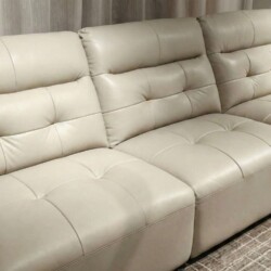 Cận cảnh phần đệm ngồi và tựa lưng của băng sofa SF-F16, chụp từ góc trên xuống. Các múi đệm được may chần tạo hình vuông…