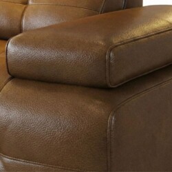 Cận cảnh tay vịn sofa SF-A80 từ góc nhìn hơi nghiêng, cho thấy rõ độ dày và sự êm ái của lớp đệm bọc da bò tự nhiên màu nâ…