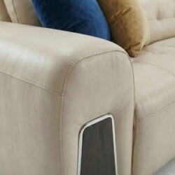 Cận cảnh tay vịn bên trái của băng sofa SF-F16, chụp từ góc chéo. Phần tay vịn bọc da bò tự nhiên màu kem nhạt với đường m…