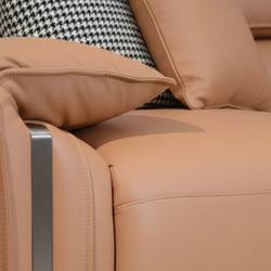 Cận cảnh phần tay vịn và đệm ngồi của sofa SF9001, làm nổi bật chất liệu da bò tự nhiên màu nâu mềm mại. Một chiếc gối tựa…