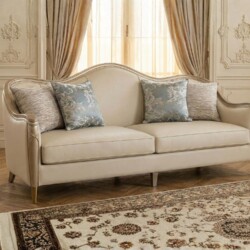 Ghế băng 3 của bộ sofa SBM229-123 được chụp chính diện, thể hiện rõ kích thước lớn và thiết kế tân cổ điển sang trọng. Ghế…