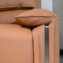 Cận cảnh phần tay vịn thấp và gối tựa nhỏ của sofa băng SF9001, thể hiện rõ độ phồng và êm ái của đệm. Lớp da bò màu nâu đ…
