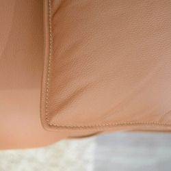 Cận cảnh bề mặt da bò tự nhiên màu nâu của sofa SF9001, cho thấy kết cấu vân da mềm mại và đường may chỉ nổi tinh xảo. Góc…