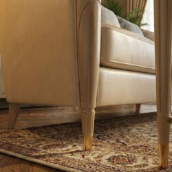 Hình ảnh cận cảnh phần chân ghế sofa SBM229-123, cho thấy chân inox mạ titan sáng bóng và chắc chắn. Khung gỗ sồi nhập khẩ…