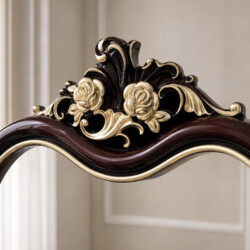 Chi tiết cận cảnh viền gương hình trái tim của bàn trang điểm ROSALINE. Viền gương được chạm khắc tinh xảo với các họa tiế…