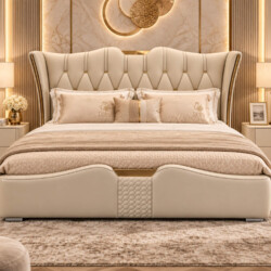 Giường ngủ bọc da luxury GI2336-18 màu be, đặt trong phòng ngủ sang trọng với tông màu kem và vàng đồng. Giường có đầu giư…
