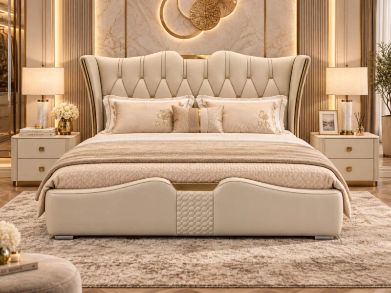Giường ngủ bọc da luxury GI2336-18 màu be, đặt trong phòng ngủ sang trọng với tông màu kem và vàng đồng. Giường có đầu giư…